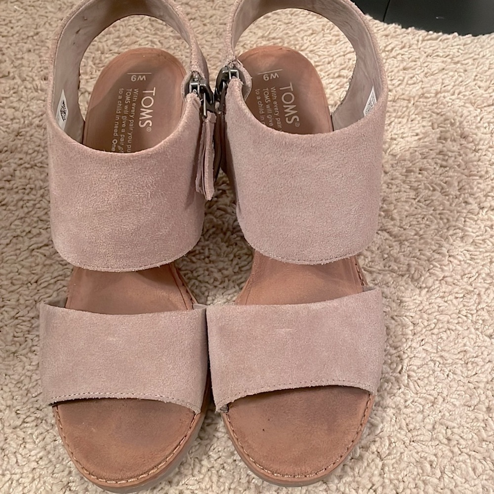 TOMS size 9 beige sandals